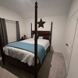 Queen 4 Poster Bed With Nightstand
