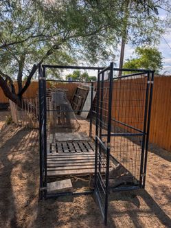 Heavy Duty Metal Dog Kennel with latching gate
