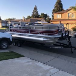2022 Pontoon Boat 18hrs
