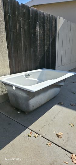 Epic Condition, White Cast Iron USA Made Soaking Tub