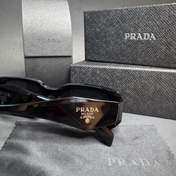 ICONIC ITALIAN PRADA comes with the box
