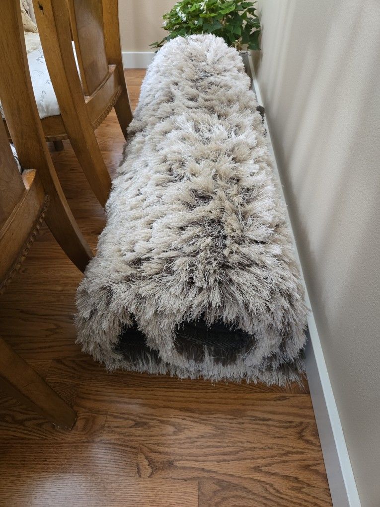 RUG  70 in × 48 in ( In very good Condition )