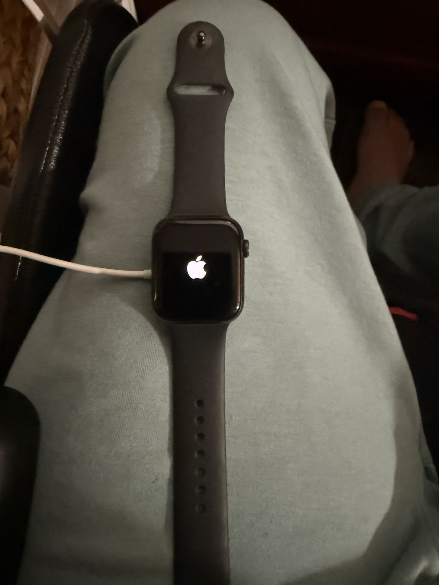 Apple Watch SE w/ Mesh Band And Charger