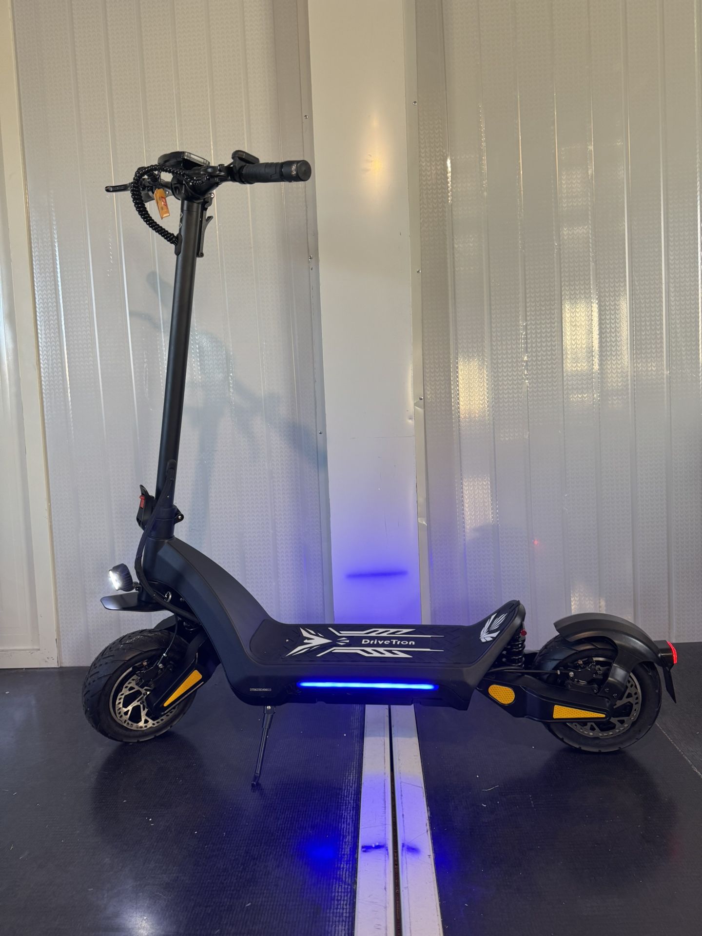 Dual-motor dual-battery high-speed electric scooter