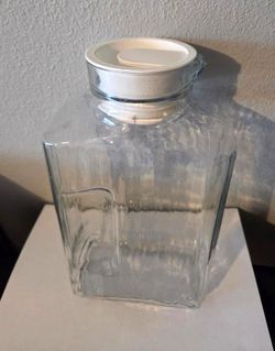 2L (2 qt) Clear Glass Cold Beverage Jug with the Lip & Plastic Lid