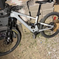 2 E-Bikes :specialized  / jetson