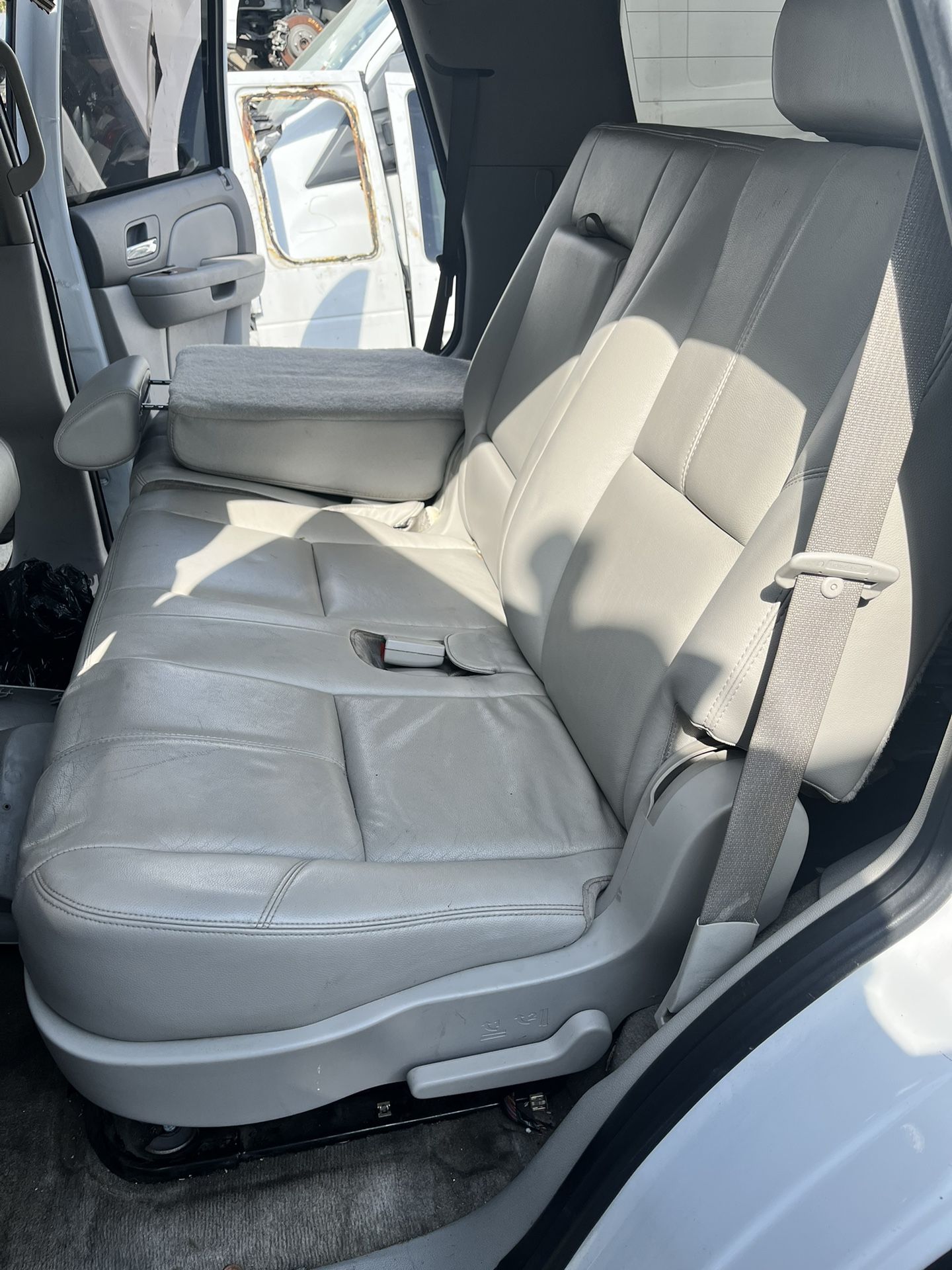 2nd Row  Seats In Light Grey Leather 2008 Tahoe