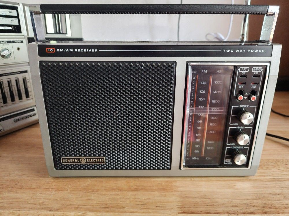Vintage GE General Electric 7-2857A AM/FM Portable Radio