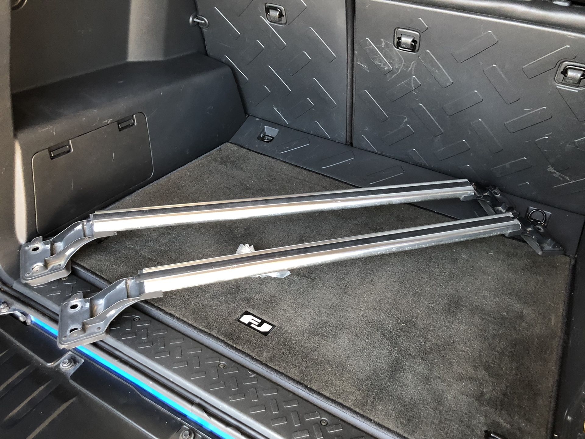 Used Cross bar roof rack for Toyota FJ Cruiser with hardware.