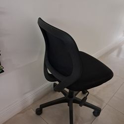 Office Chair (Like New)