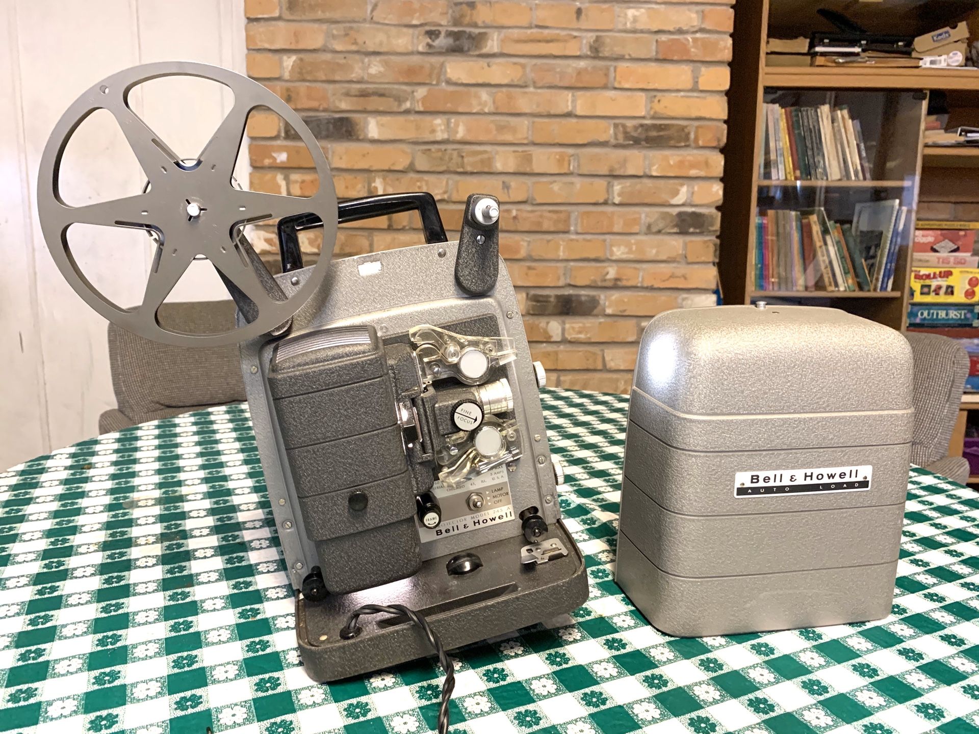 VINTAGE WORKING BELL HOWELL AUTOLOAD SUPER FILM MOVIE PROJECTOR