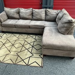 Sectional Couch!! Delivery Available 🚚!! Dimensions: 120.5” x 85” Length x 33” Height x 37” Depth