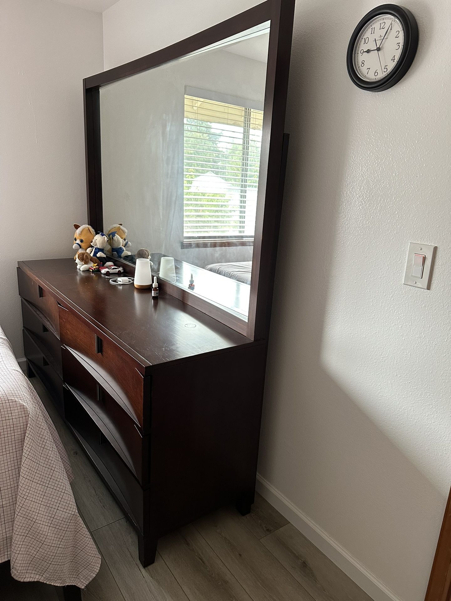 Dresser/ Mirror