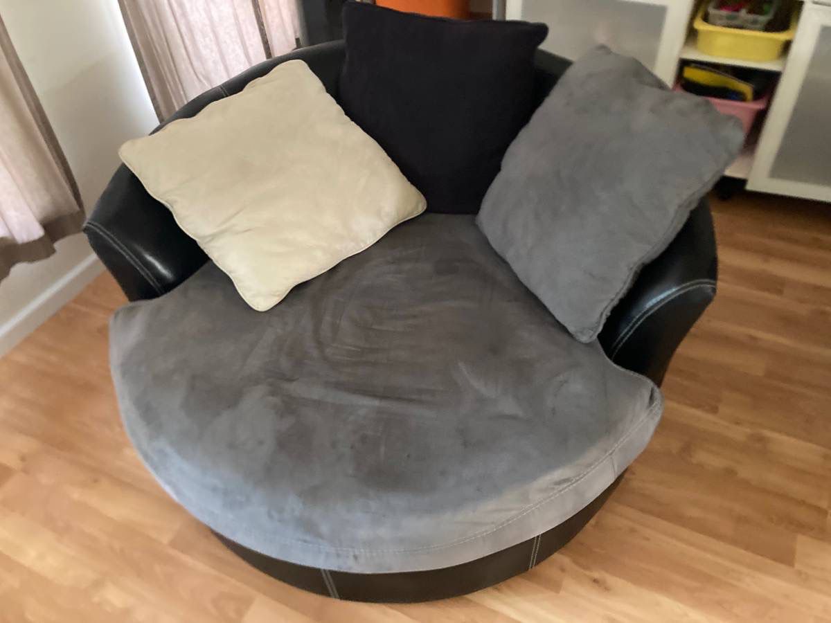 Spinnable Round Couch With 3 Cushions