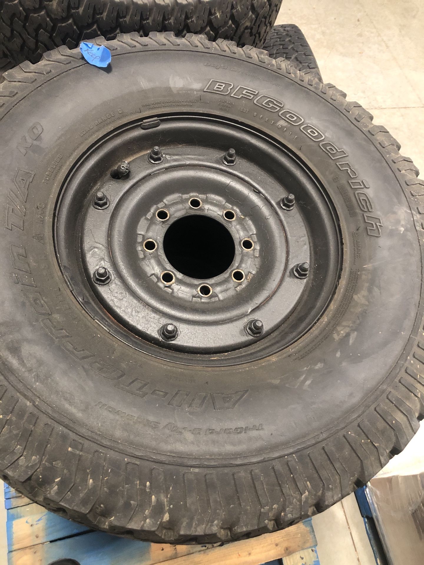 35 x 12.5 R16.5 tires with rims from a 1999 Hummer H1