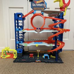 Hot Wheels Ultimate Garage w/ Dragon And Hot wheels Car Lot (Like New)