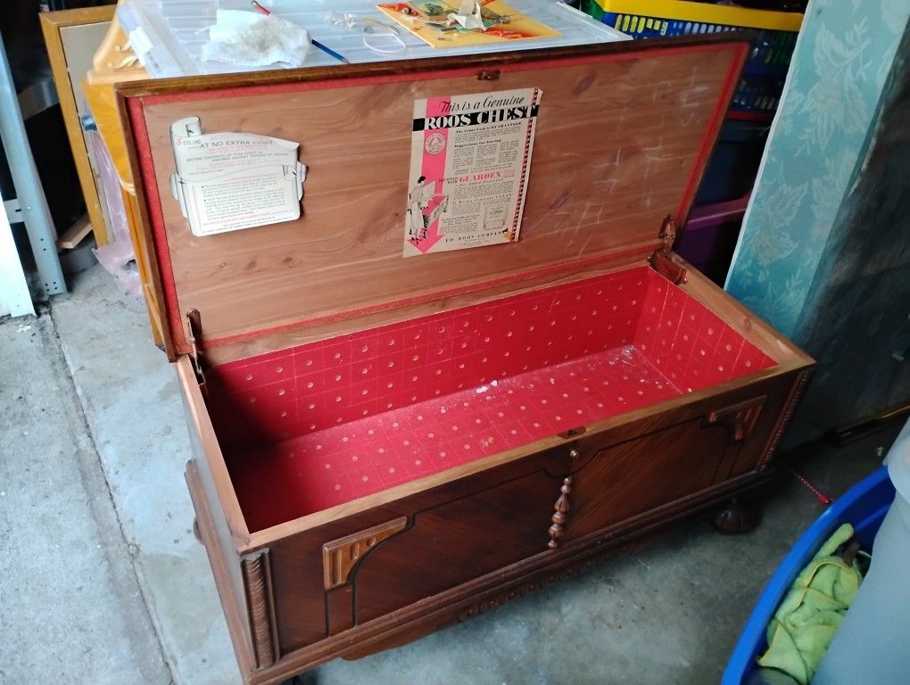 ANYIQUE ROOS CEDAR HOPE CHEST
