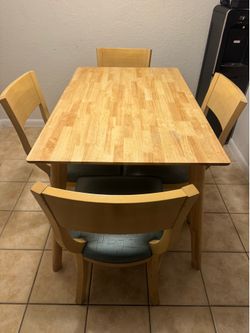 Solid Wood Rectangular Table With Four Chair