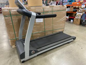LIFE FITNESS T3 Treadmill with GO Console