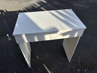 White MakeUp Table