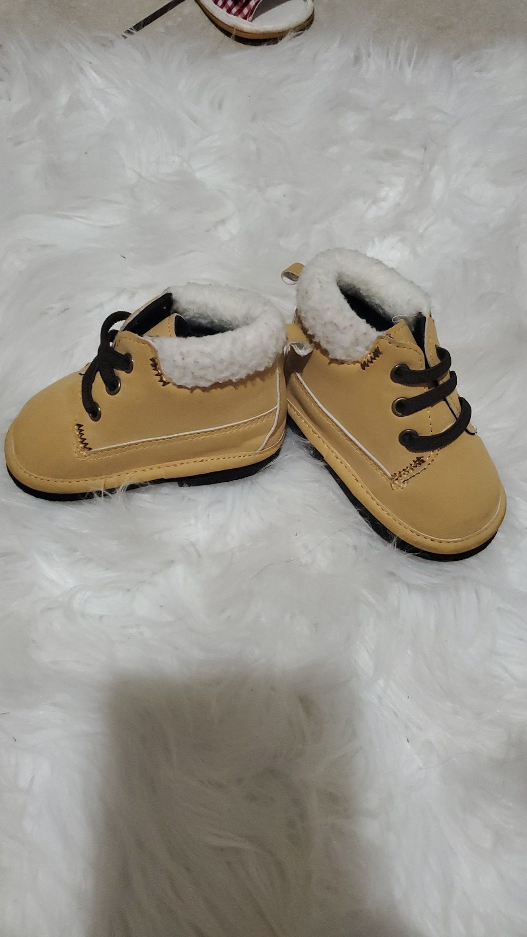 Boy/girl winter boots size 9-12 months.