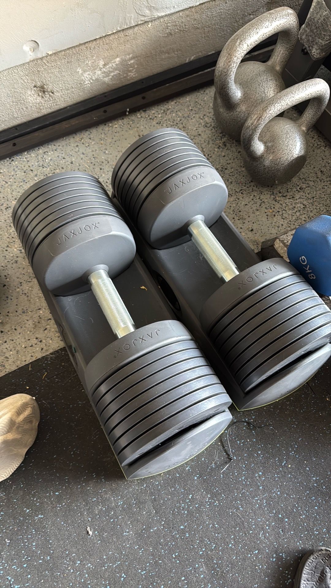 Automatic adjustable dumbbells
