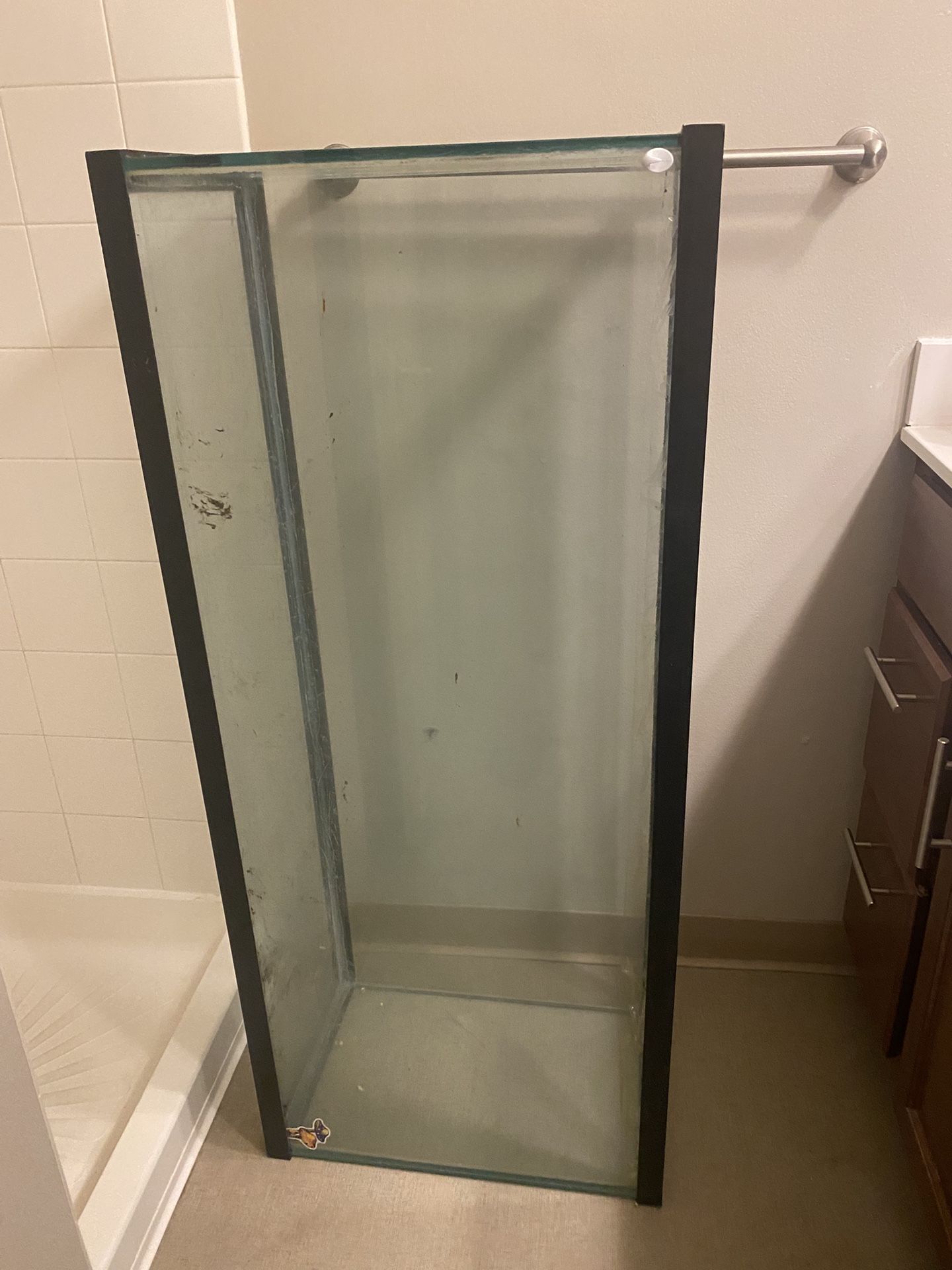 55 Gallon Reptile Or Fish Tank 10$. 