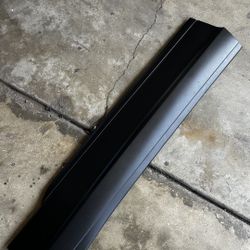 2018-2021 VOLKSWAGEN TIGUAN S FRONT LEFT DRIVER SIDE DOOR LOWER MOLDING OEMoem