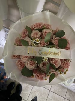 25 Rosas Ramo Buchón 💐