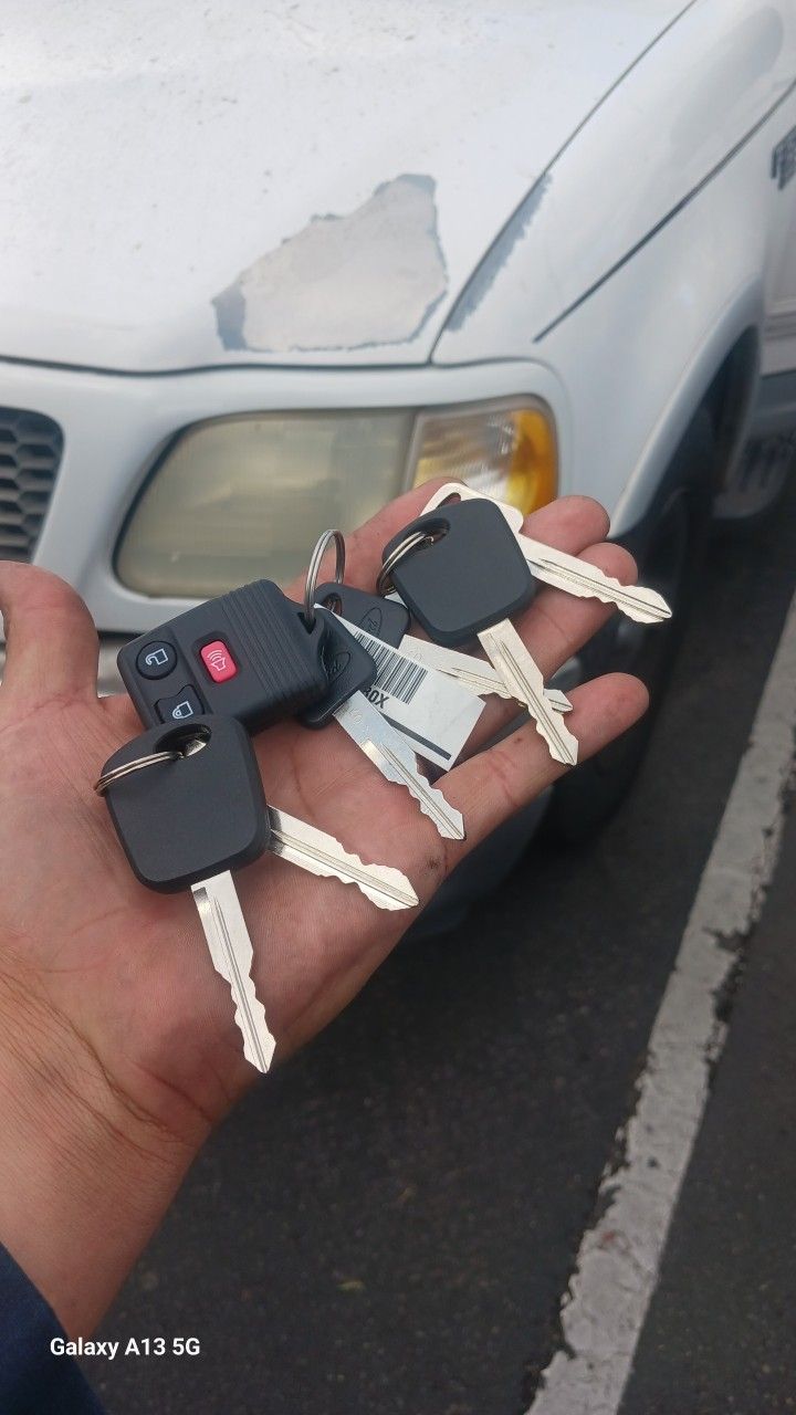 Car Keys And Remotes / Llaves De Carro Y Controlles