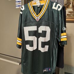 PACKERS NFL  JERSEY MEDIUM SIZE FOR MEN IN GREAT CONDITION  