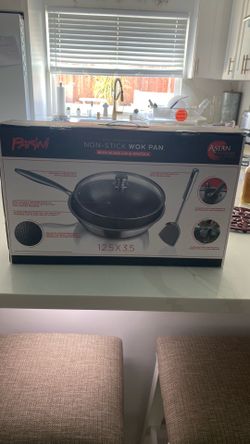 Non stick wok pan with lid and spatula