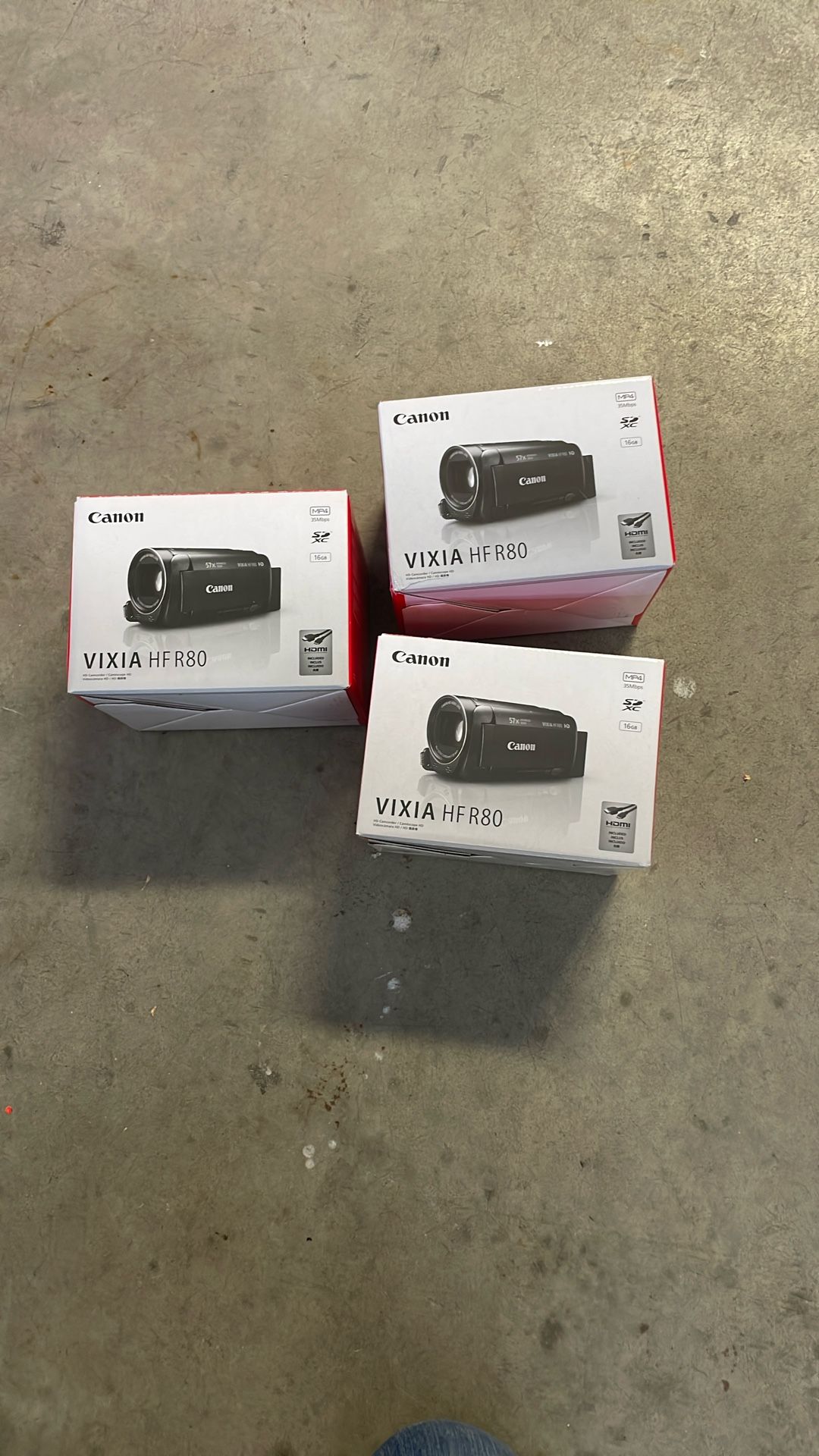 3 Canon Vixia HfR80