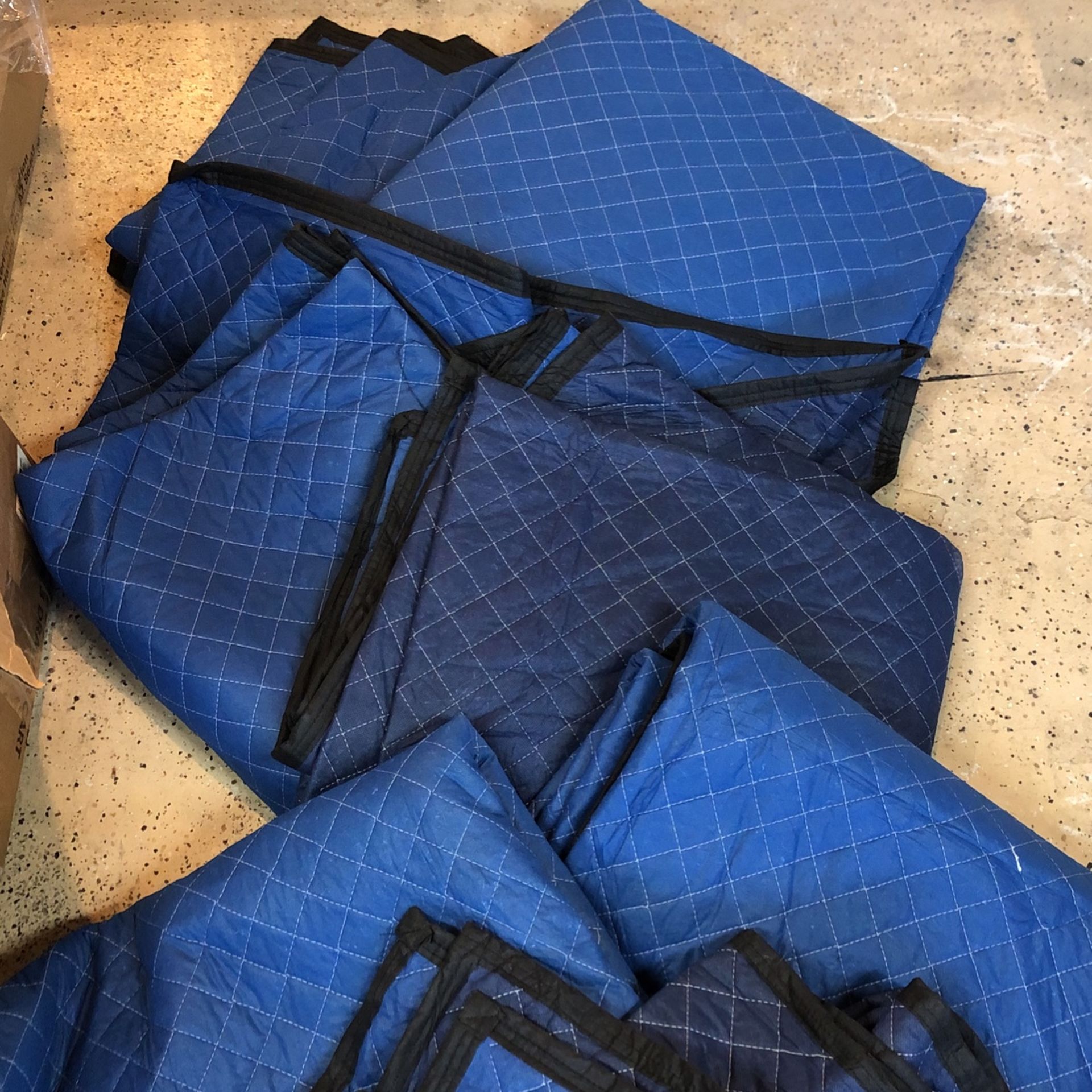 5 Gently Used Moving Blankets. 40 OBO for Sale in Sacramento, CA OfferUp