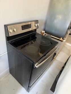 GE 30” Free Standing Electric Range AS-IS Small Cracked CooktopGlass Fully Functional ! Pickup Only !!
