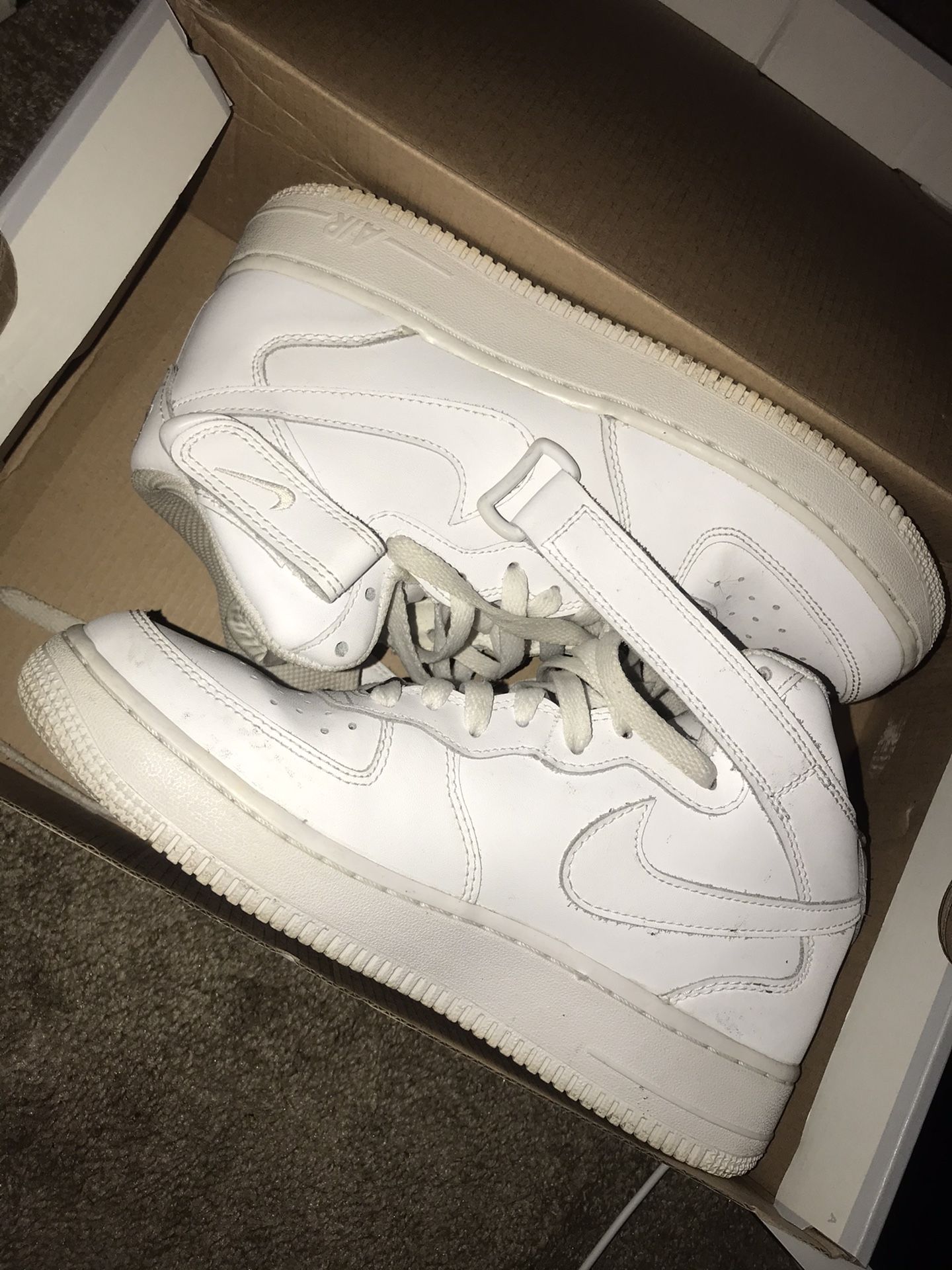 Air Force 1’s (Nike Air)