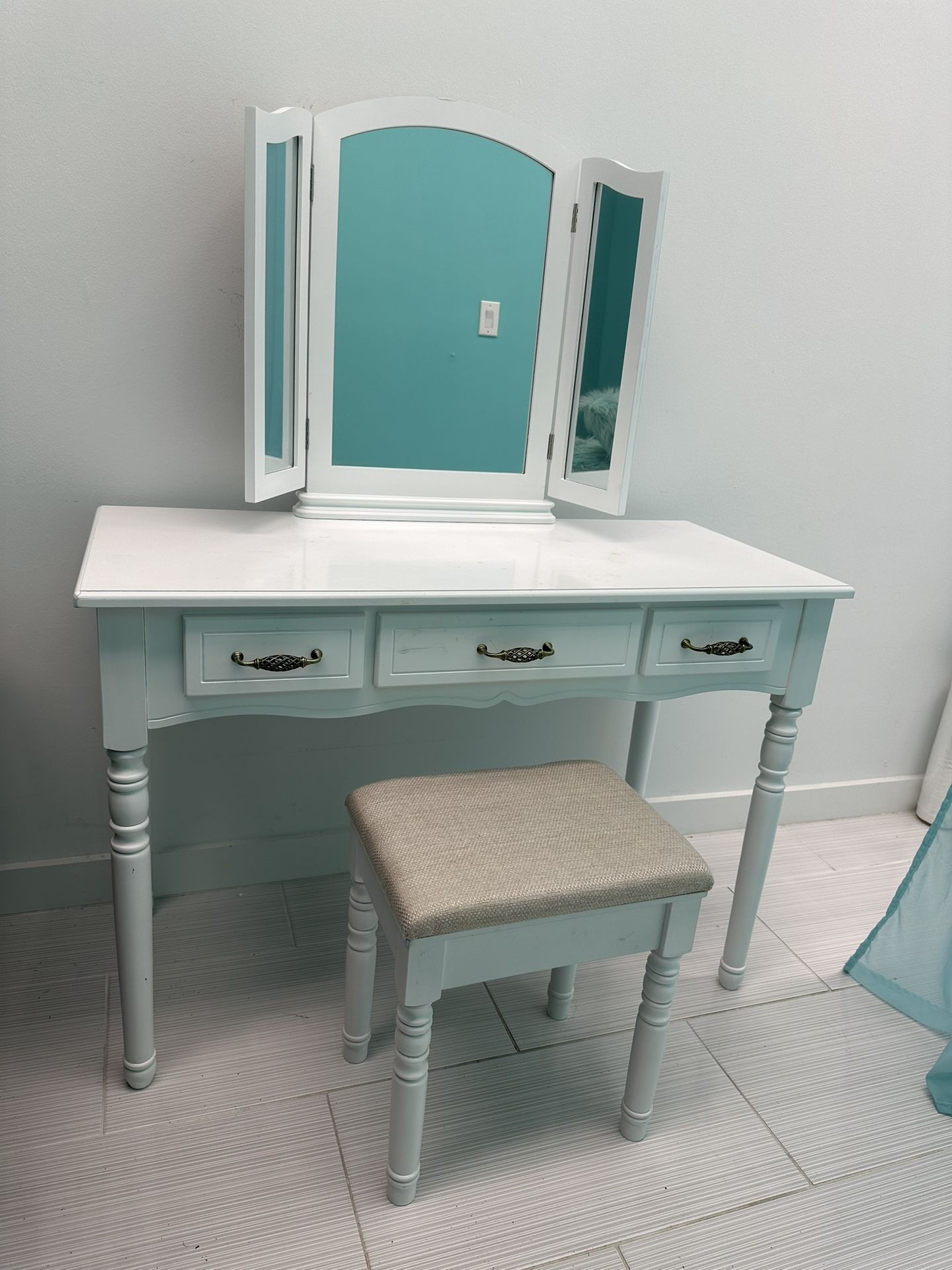 Makeup Table With Mirror And Chair