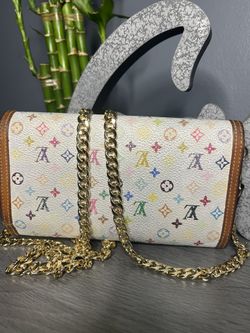 Louis Vuitton Crossbody Wallet for Sale in Babylon, NY - OfferUp