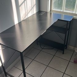 L-Shaped Desk w Powerbank