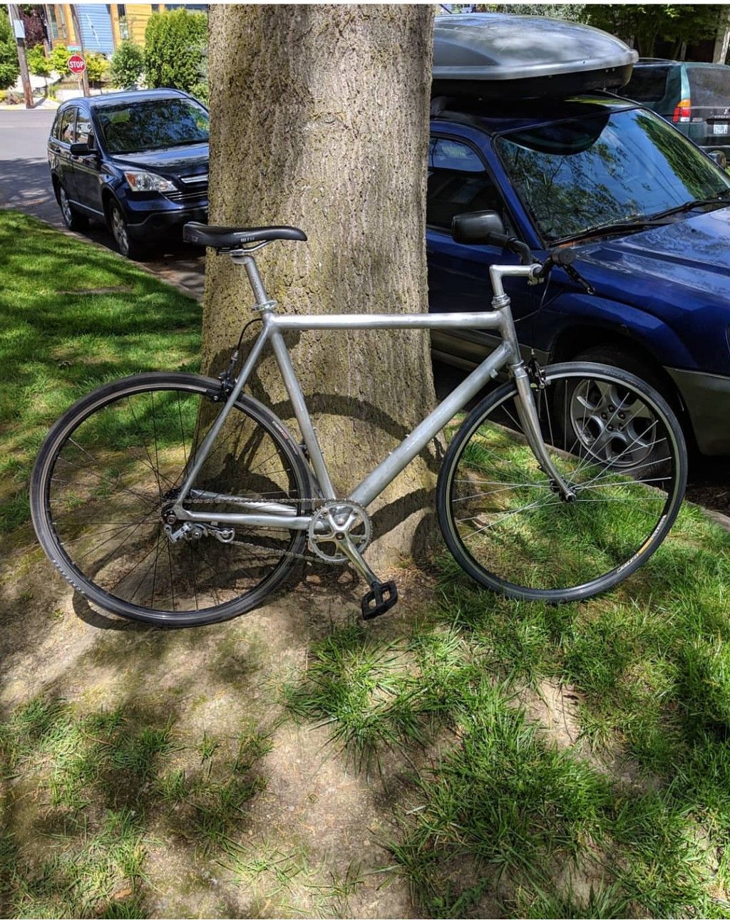 Vintage aluminum Cannondale commuter bike.