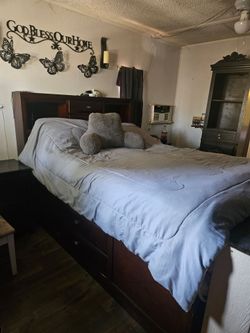 Queen size platform bed