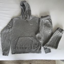 Nike Men’s Sweatsuit Pullover Hoodie & Joggers Set