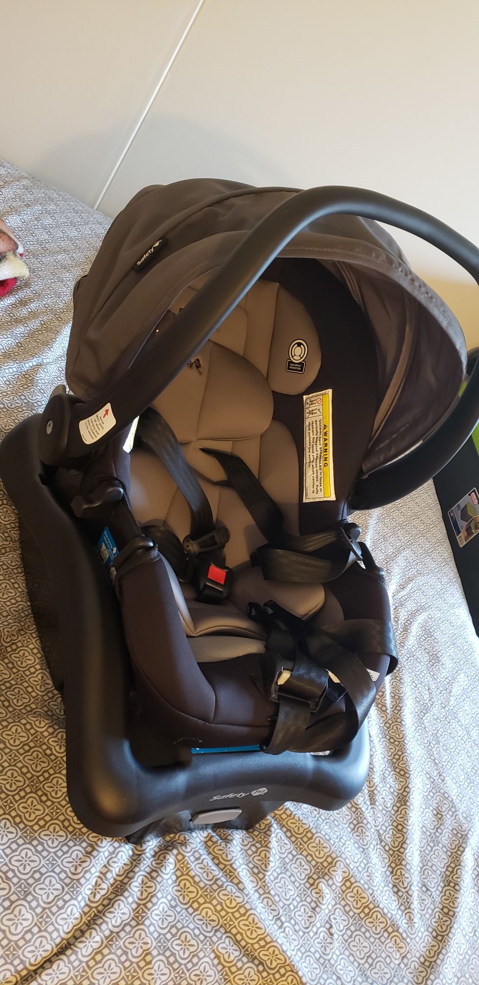 Black and gray baby car seat