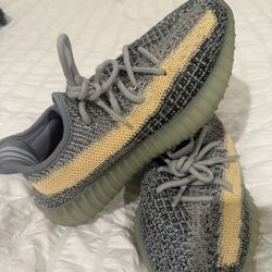 Yeezy 350 Men’s 4/ Womens 