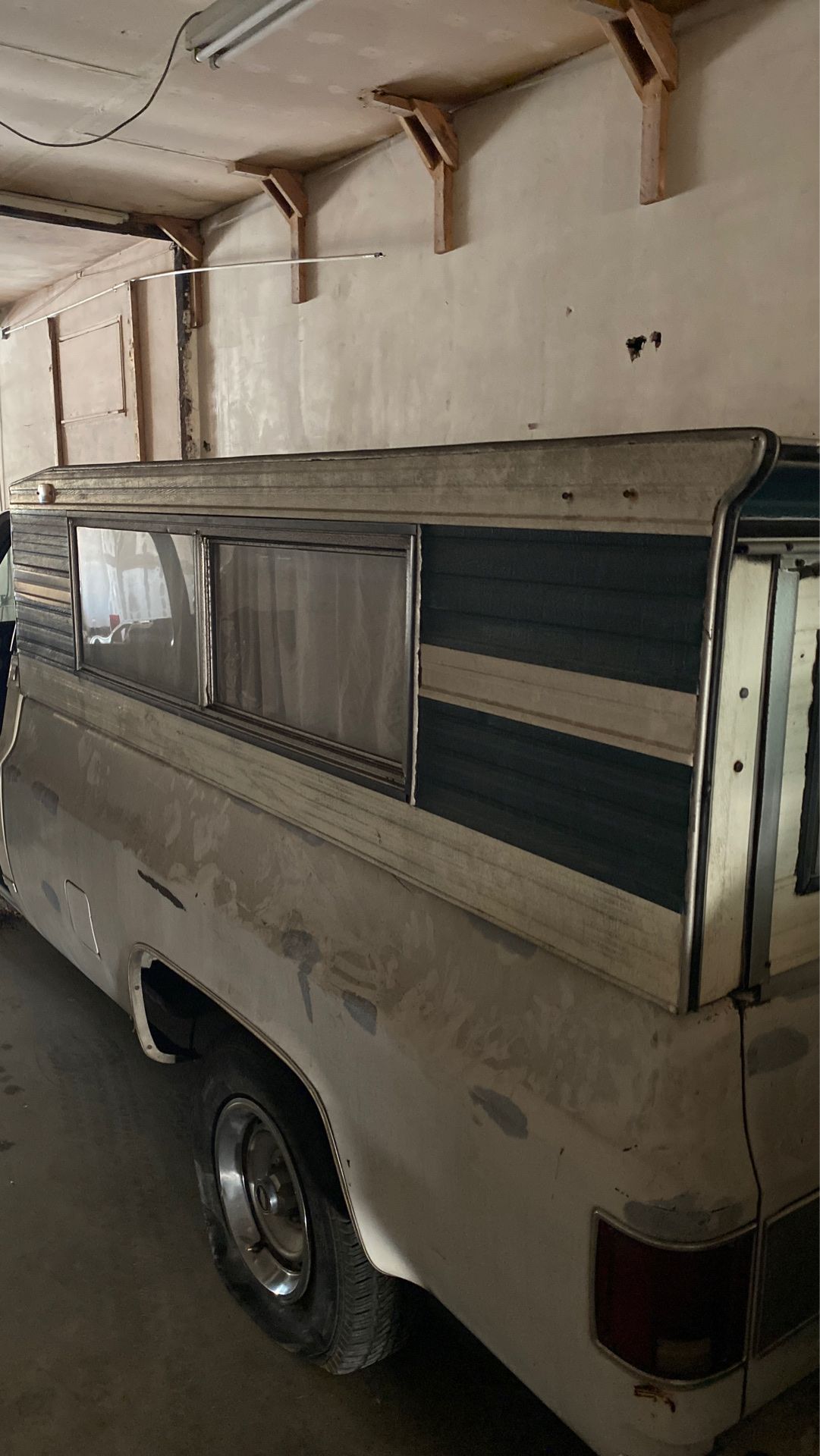 Camper shell