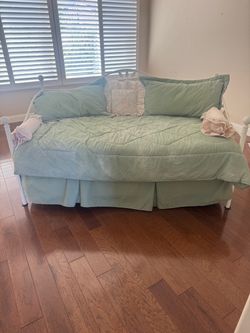 White Metal Daybed with Pop-Up Trundle and Twin Mattresses