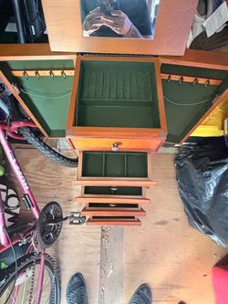 Jewlery stand cabinet in super good condition