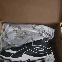 Under Armour Mens Leadoff Icon Mid Baseball Cleats 