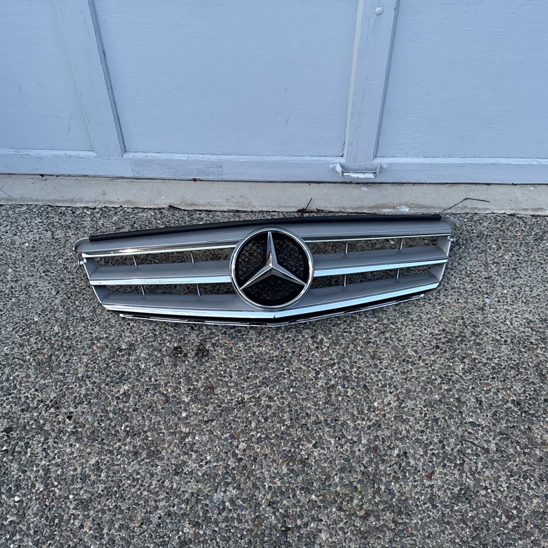 Mercedes 08-11 W204 C300 OEM Front Grille