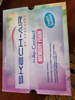 SKECHERS  WOMANS SNEAKER NEW